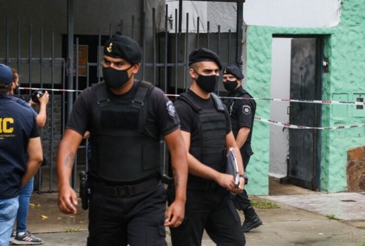 La policía este jueves al mediodía en el domicilio del hombre asesinado. (Foto: Alan Monzón/Rosario3)