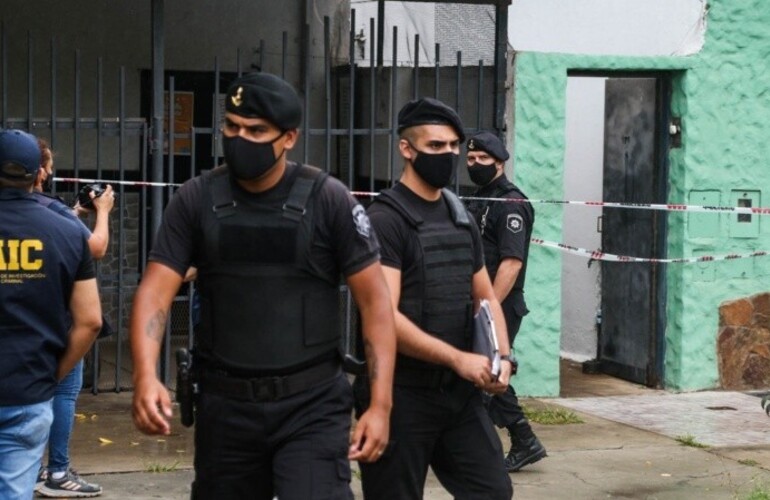 La policía este jueves al mediodía en el domicilio del hombre asesinado. (Foto: Alan Monzón/Rosario3)