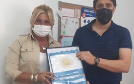 Stangoni hizo entrega de la bandera a su directora
