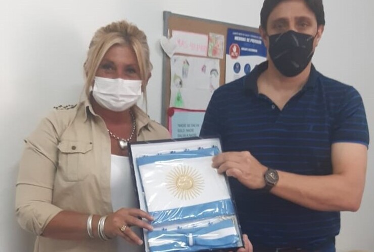 Stangoni hizo entrega de la bandera a su directora