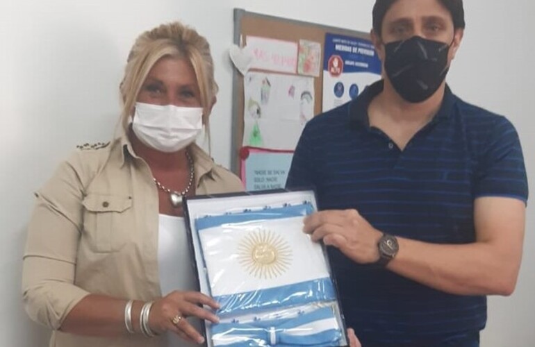 Stangoni hizo entrega de la bandera a su directora