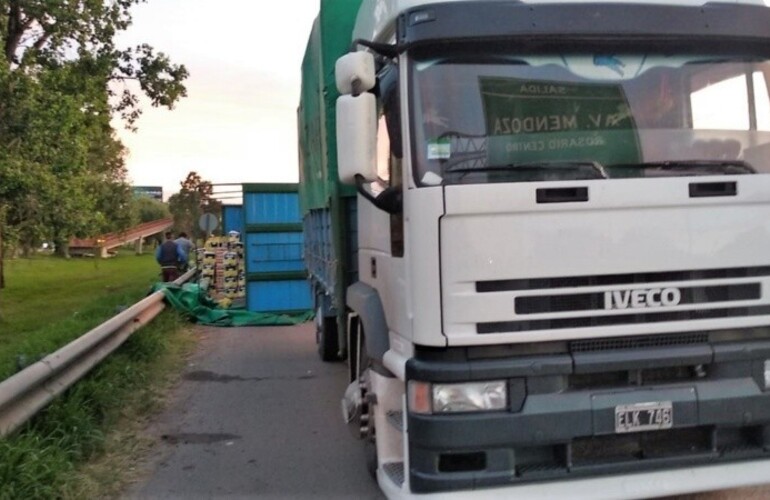 El camionero hizo una mala maniobra y tumbó el acoplado. (Rubén Lescano)