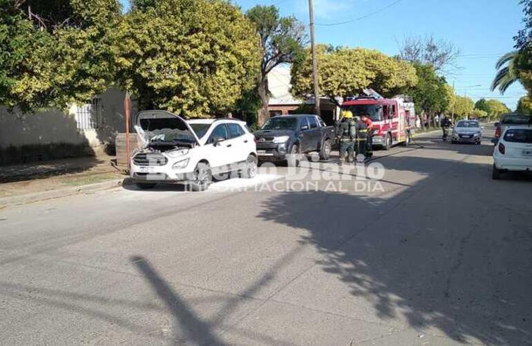 La camioneta Ecosport que sufrió el principio de incendio.