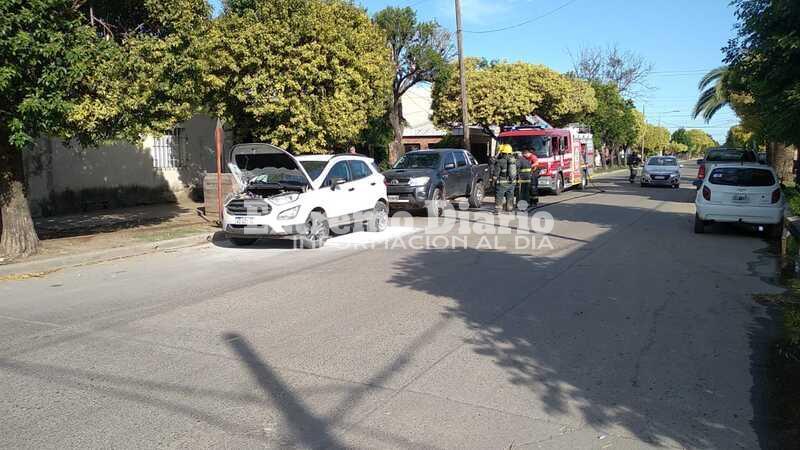 La camioneta Ecosport que sufri&oacute; el principio de incendio.