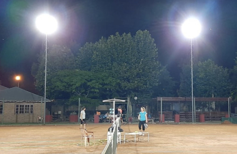 Imagen de Talleres modificó la luminaria de sus canchas de tenis.