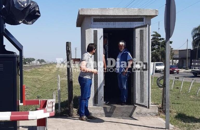 Stangoni junto al técnico que supervisó las barreras.