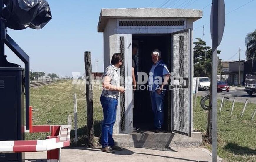 Stangoni junto al t&eacute;cnico que supervis&oacute; las barreras.