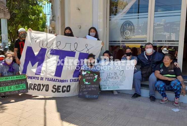 Imagen de El MTE se manifestó frente al Concejo exigiendo el tratamiento de la Ley de Envases