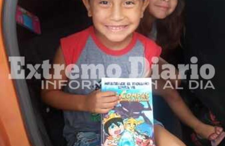 Imagen de Tiene 6 años y junta latas para visitar a su familia en Corrientes