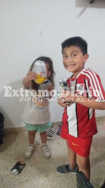 Imagen de Tiene 6 a&ntilde;os y junta latas para visitar a su familia en Corrientes