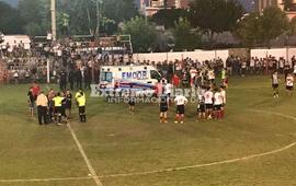 La ambulancia ingres&oacute; para retirar al jugador agredido