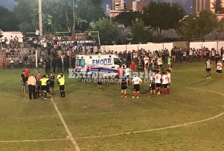 La ambulancia ingresó para retirar al jugador agredido