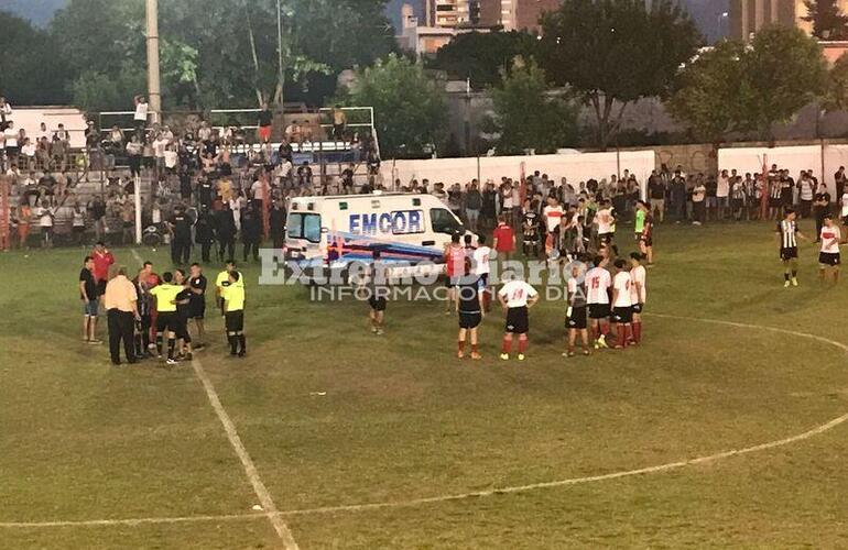 La ambulancia ingres&oacute; para retirar al jugador agredido