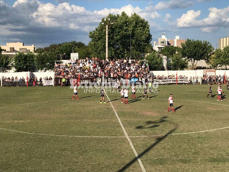 La ambulancia ingres&oacute; para retirar al jugador agredido