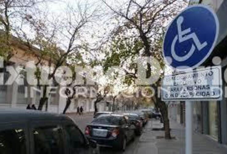 Imagen de Se aprobó el proyecto para determinar lugares de estacionamiento exclusivo para personas con discapacidad.