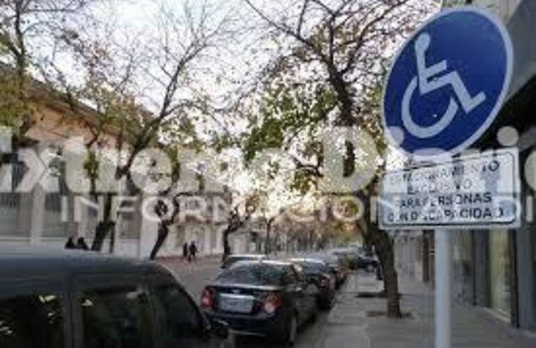 Imagen de Se aprobó el proyecto para determinar lugares de estacionamiento exclusivo para personas con discapacidad.