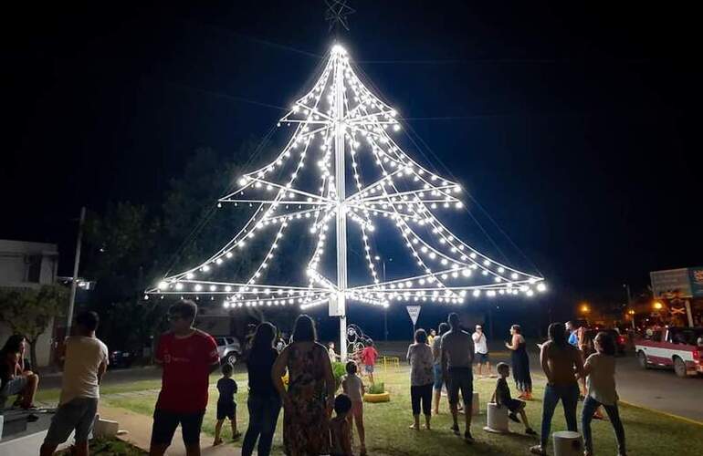 Imagen de Se encendieron las luces de los árboles del Bv. Mansueto Maiorano