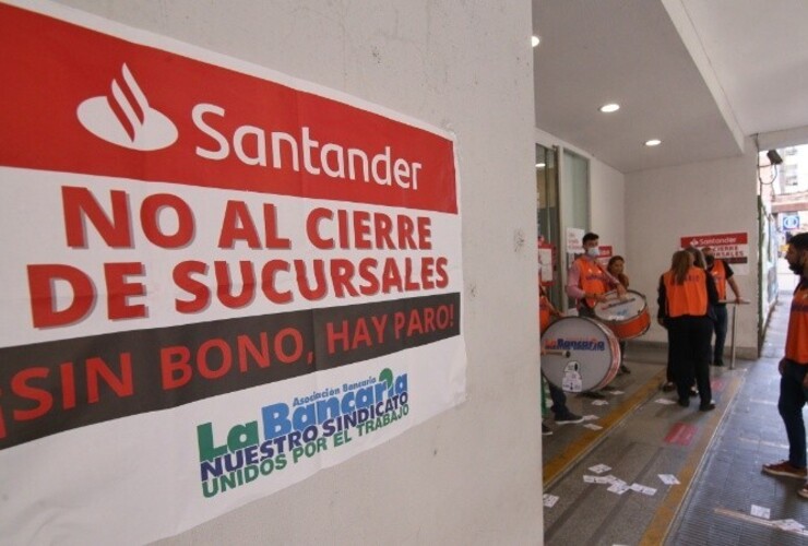 El jueves de la semana pasada también hubo un paro nacional en las sucursales del banco Santander. (Alan Monzón / Rosario3)