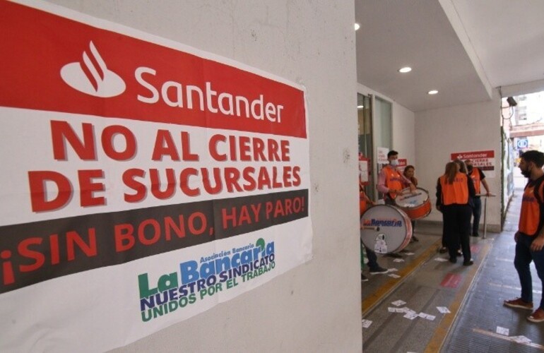 El jueves de la semana pasada también hubo un paro nacional en las sucursales del banco Santander. (Alan Monzón / Rosario3)