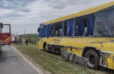 El micro de la empresa 33/9 que fue impactado por el camión. Trece pasajeros sufrieron heridas de consideración.