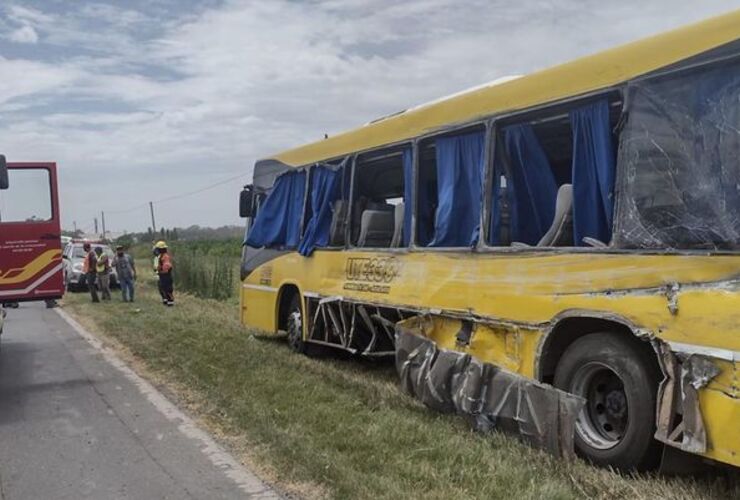 El micro de la empresa 33/9 que fue impactado por el camión. Trece pasajeros sufrieron heridas de consideración.