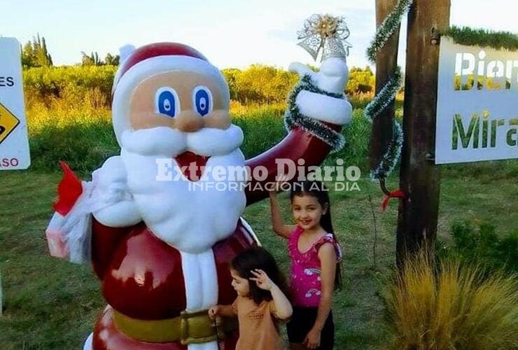 Imagen de Colocaron un Papá Noel gigante en la entrada de Mirador del Río