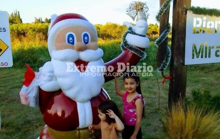 Imagen de Colocaron un Pap&aacute; Noel gigante en la entrada de Mirador del R&iacute;o