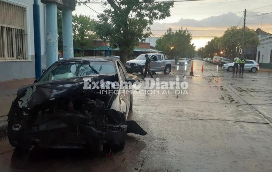 Imagen de Fuerte choque en esquina c&eacute;ntrica