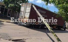 Imagen de Un cami&oacute;n tumb&oacute; una columna de alumbrado p&uacute;blico y un poste de telefon&iacute;a