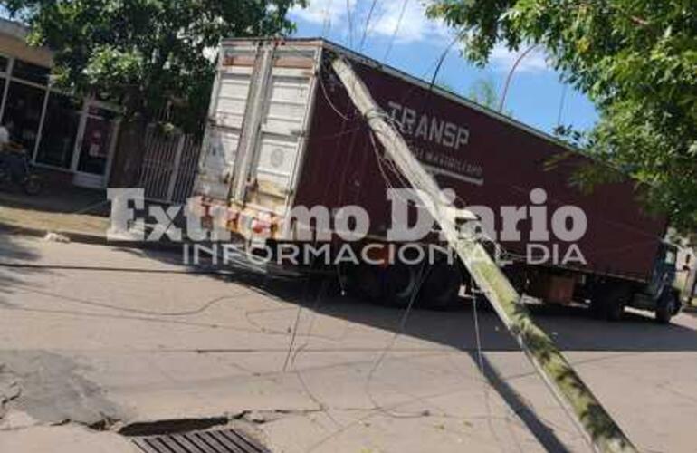 Imagen de Un cami&oacute;n tumb&oacute; una columna de alumbrado p&uacute;blico y un poste de telefon&iacute;a