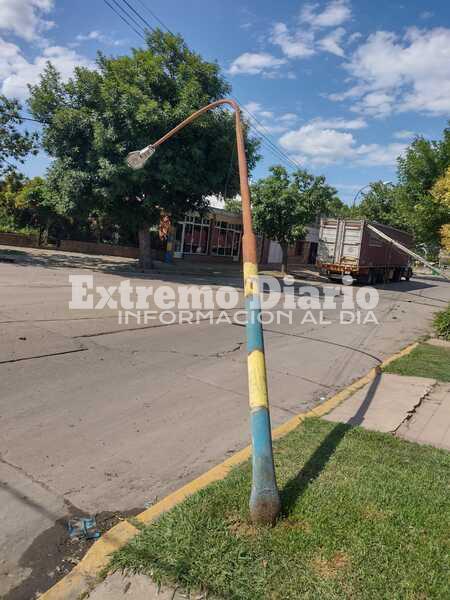 Imagen de Un cami&oacute;n tumb&oacute; una columna de alumbrado p&uacute;blico y un poste de telefon&iacute;a