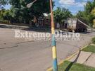 Imagen de Un camión tumbó una columna de alumbrado público y un poste de telefonía