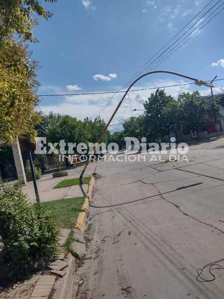 Imagen de Un cami&oacute;n tumb&oacute; una columna de alumbrado p&uacute;blico y un poste de telefon&iacute;a