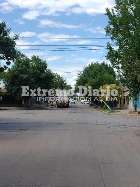 Imagen de Un cami&oacute;n tumb&oacute; una columna de alumbrado p&uacute;blico y un poste de telefon&iacute;a