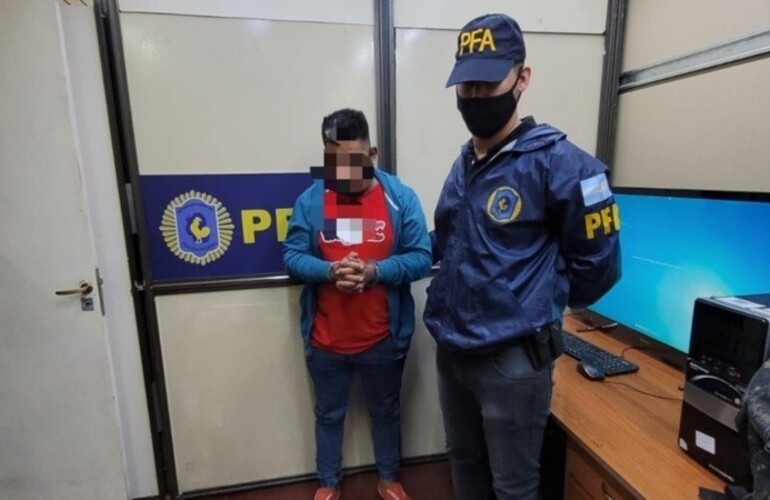 Uno de los detenidos en el operativo Call Center de la Polic&iacute;a Federal.