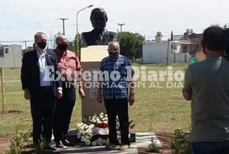 Ascierto junto a Tonelli y Sánchez el día que se inauguró el busto de Raúl Alfonsin