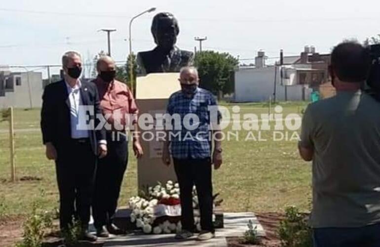 Ascierto junto a Tonelli y Sánchez el día que se inauguró el busto de Raúl Alfonsin