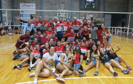 Todo el voley del C.A.T festejando la victoria