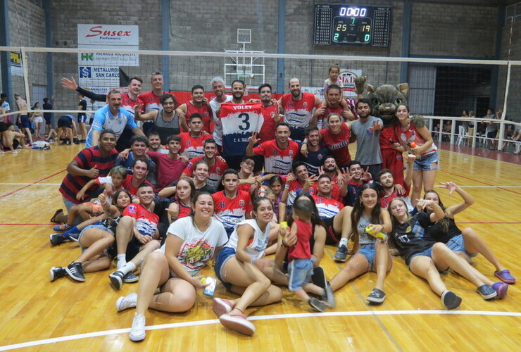 Todo el voley del C.A.T festejando la victoria