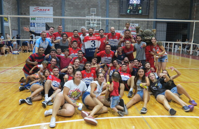 Todo el voley del C.A.T festejando la victoria