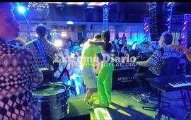 El jugador bail&oacute; sobre el escenario con su esposa al ritmo de Los Palmeras