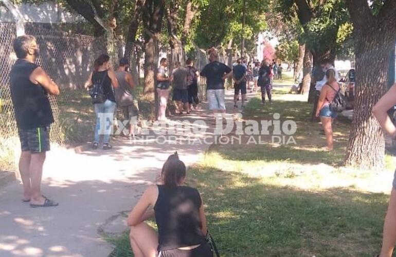 Imagen de Volvió a verse una larga cola para hisopados afuera del Ramón Carrillo