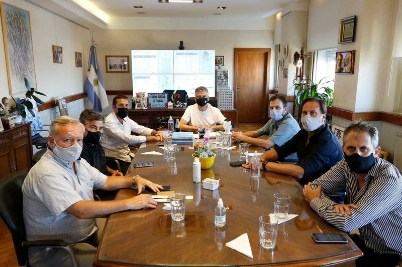 Autoridades regionales con el funcionario nacional en Buenos Aires.