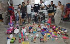 Integrantes del grupo junto a las donaciones recibidas