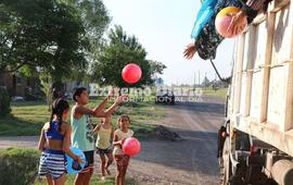 Entregaron pelotas inflables a todos los ni&ntilde;os del pueblo.