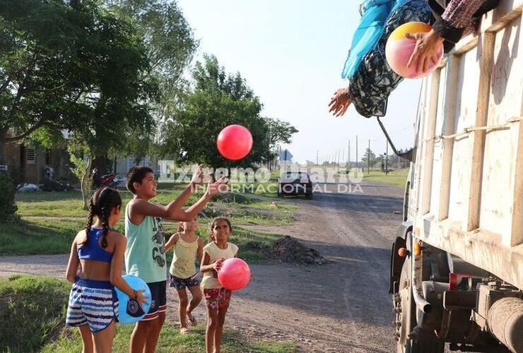 Entregaron pelotas inflables a todos los niños del pueblo.