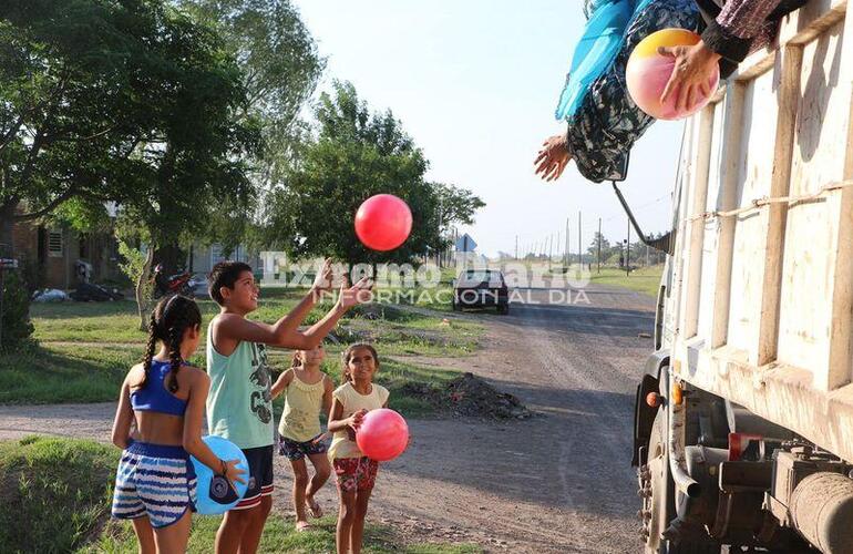 Entregaron pelotas inflables a todos los niños del pueblo.