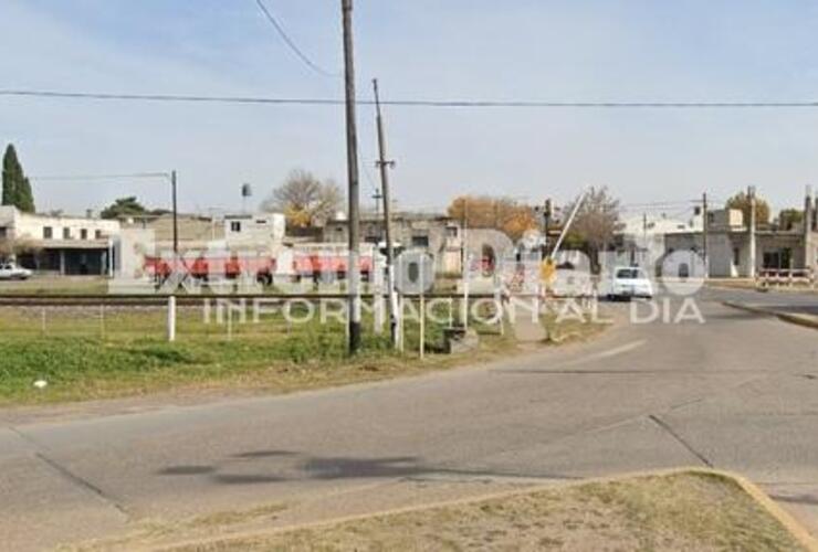 El objeto volaba a metros del paso nivel y fue visto por varios vecinos.