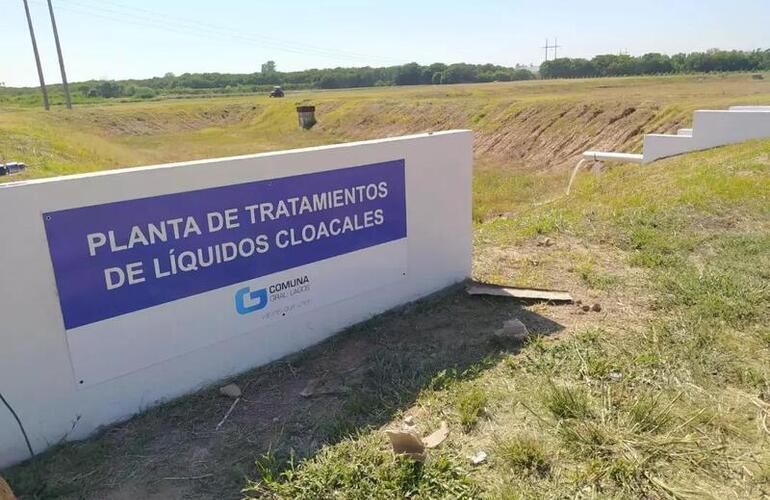 Los trabajos adem&aacute;s agrupan obras complementarias como alcantarillado, cerco perimetral, sistema de monitoreo y cortina forestal.