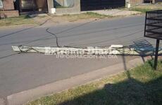 Imagen de Un poste cay&oacute; y hace cuatro d&iacute;as que est&aacute; en la calle